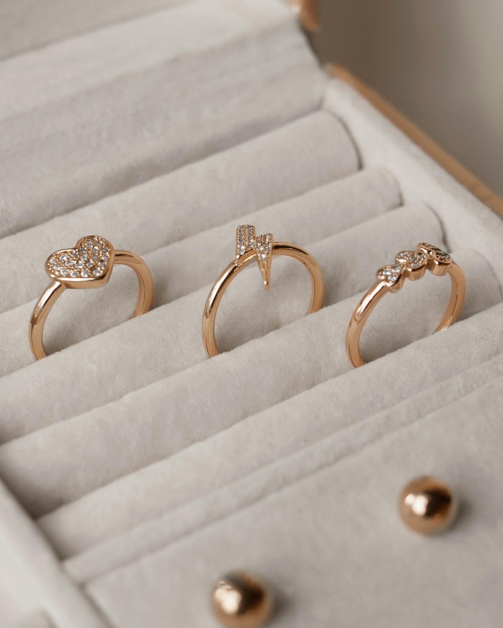 Anéis e alianças de ouro
